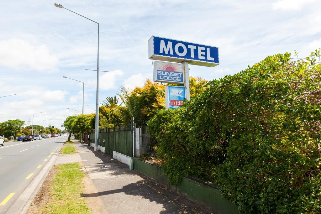 Sunset Lodge Motel Taupaki Bagian luar foto