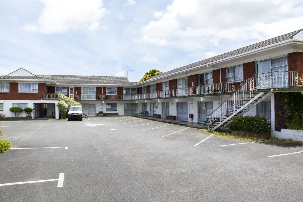 Sunset Lodge Motel Taupaki Bagian luar foto